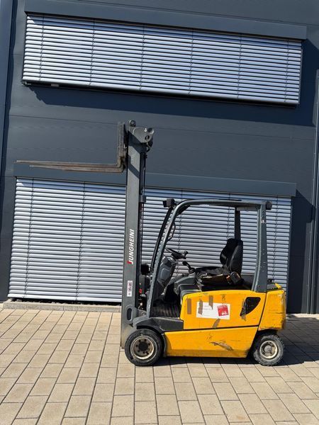 Použit&aacute; manipulačn&aacute; technika Jungheinrich EFG VAC 20 &mdash; Booster Lift