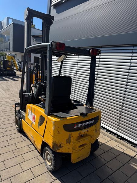 Použit&aacute; manipulačn&aacute; technika Jungheinrich EFG VAC 20 &mdash; Booster Lift