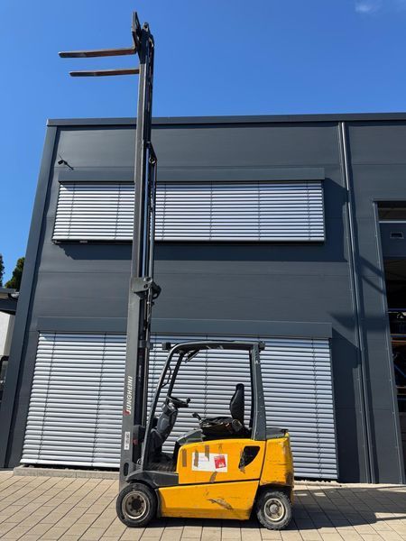 Použit&aacute; manipulačn&aacute; technika Jungheinrich EFG VAC 20 &mdash; Booster Lift