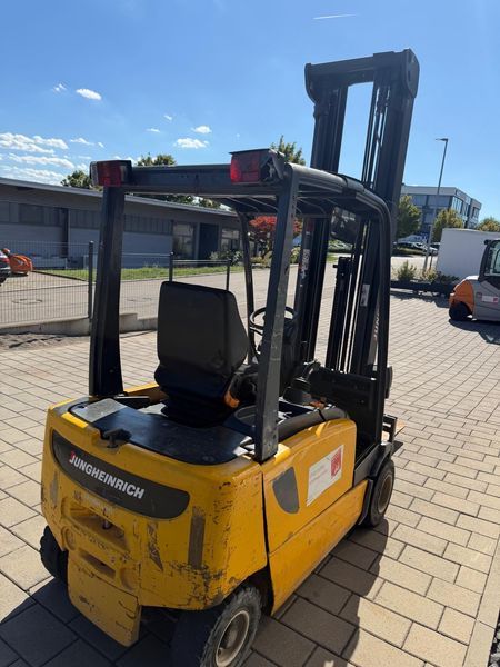 Použit&aacute; manipulačn&aacute; technika Jungheinrich EFG VAC 20 &mdash; Booster Lift
