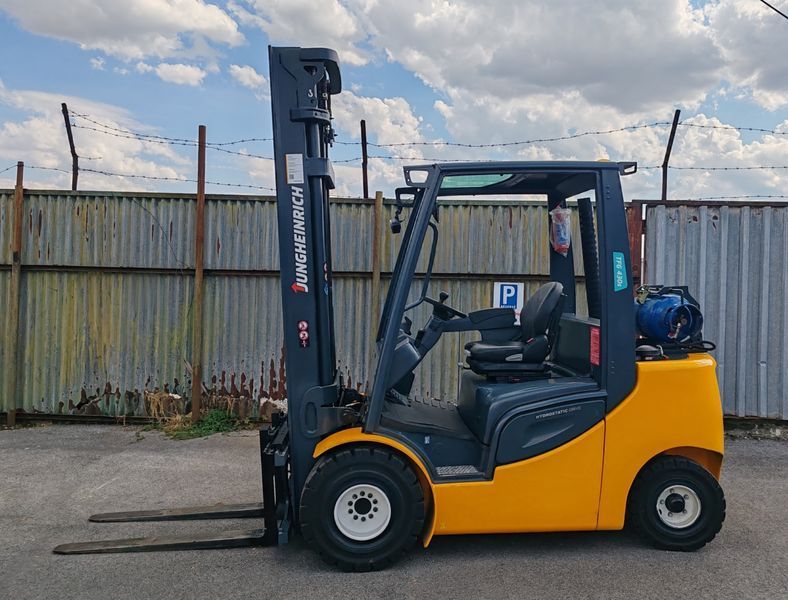 Použit&aacute; manipulačn&aacute; technika Jungheinrich TFG 430s 1555h/ 4.3m/ 4v &mdash; Booster Lift