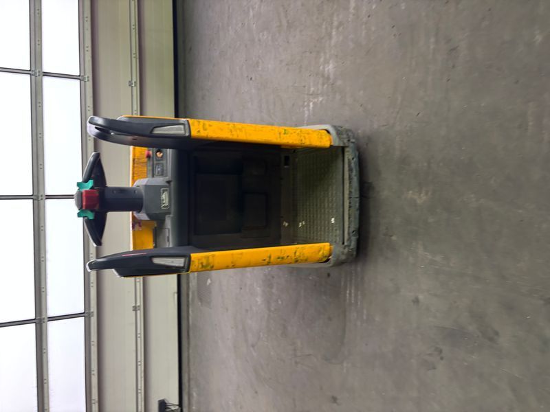 Used material handling equipment Jungheinrich ERE 225 Li-lon &mdash; Booster Lift