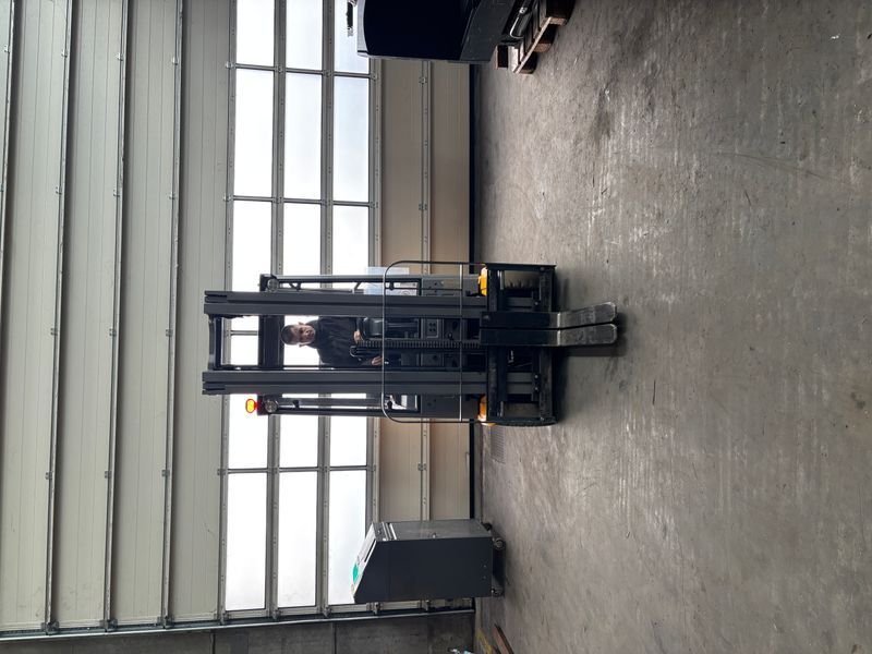 Použit&aacute; manipulačn&aacute; technika Jungheinrich EFG 215 &mdash; Booster Lift