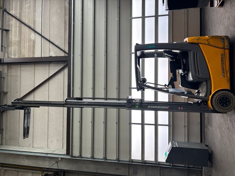 Použit&aacute; manipulačn&aacute; technika Jungheinrich EFG 215 &mdash; Booster Lift