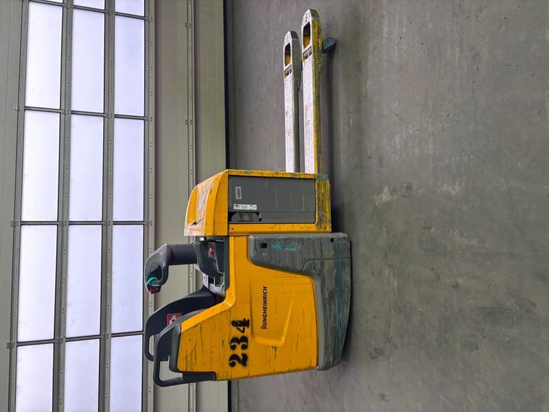 Used material handling equipment Jungheinrich ERE 225 Li-lon &mdash; Booster Lift