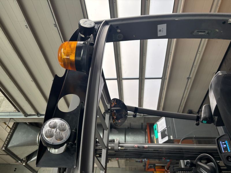 Použit&aacute; manipulačn&aacute; technika Jungheinrich EFG 215 &mdash; Booster Lift