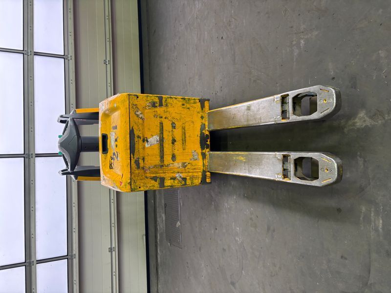 Used material handling equipment Jungheinrich ERE 225 Li-lon &mdash; Booster Lift