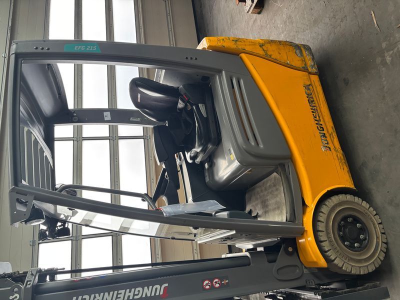Použit&aacute; manipulačn&aacute; technika Jungheinrich EFG 215 &mdash; Booster Lift