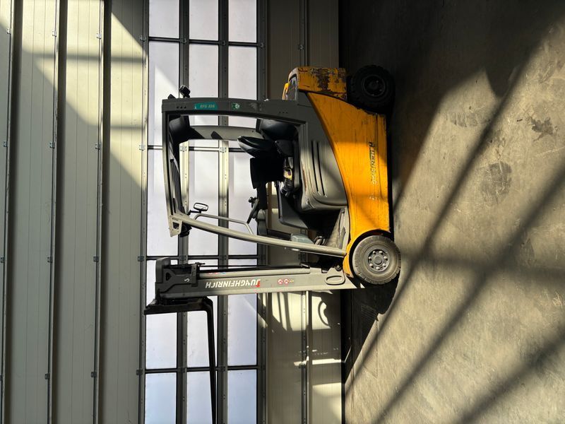 Použit&aacute; manipulačn&aacute; technika Jungheinrich EFG 316 &mdash; Booster Lift