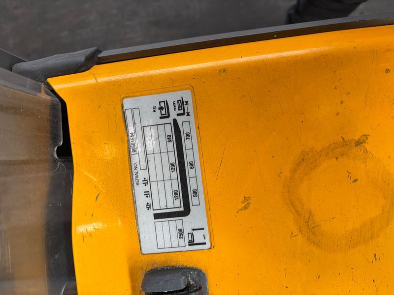 Used material handling equipment Jungheinrich EJC 212 &mdash; Booster Lift