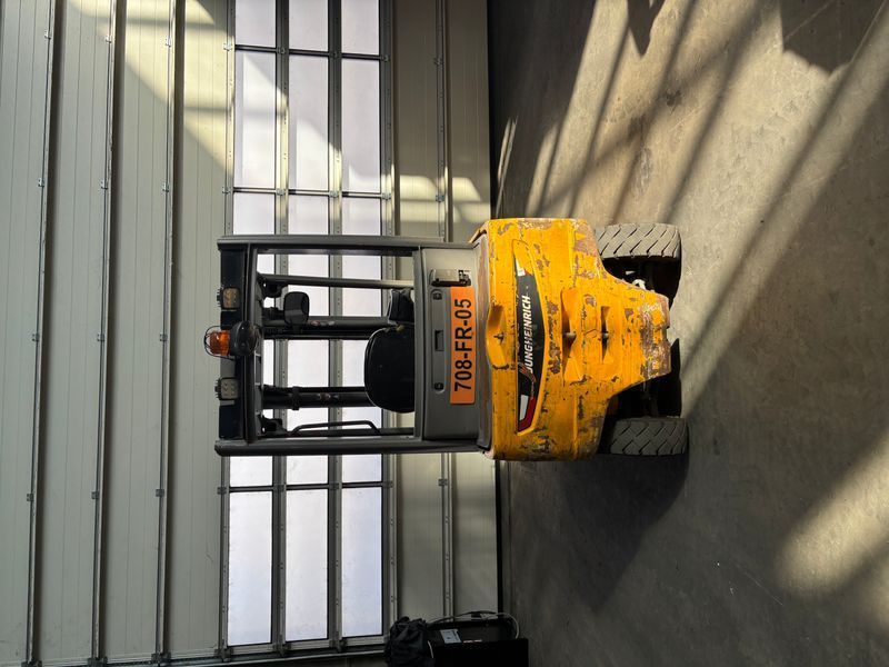 Použit&aacute; manipulačn&aacute; technika Jungheinrich EFG 316 &mdash; Booster Lift