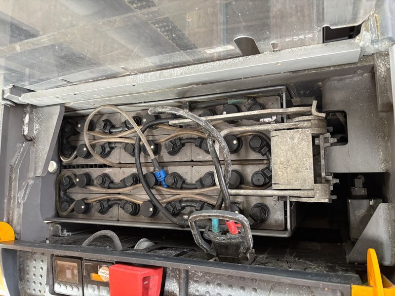 Used material handling equipment Jungheinrich EJC 212 &mdash; Booster Lift