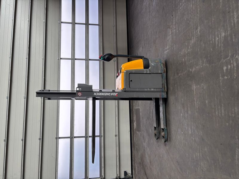 Used material handling equipment Jungheinrich EJC 212 &mdash; Booster Lift