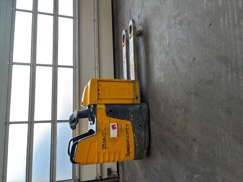 Použit&aacute; manipulačn&aacute; technika Jungheinrich ERE225 20 115 54 &mdash; Booster Lift