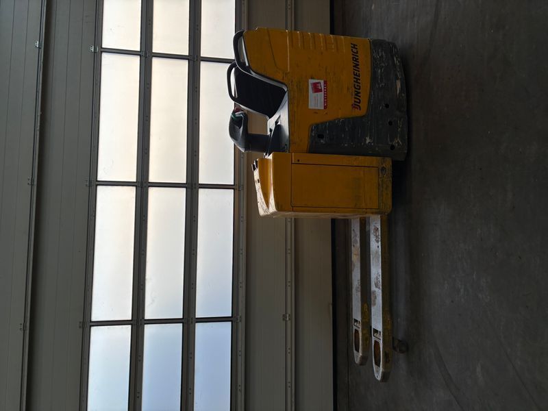 Použit&aacute; manipulačn&aacute; technika Jungheinrich ERE225 20 115 54 &mdash; Booster Lift