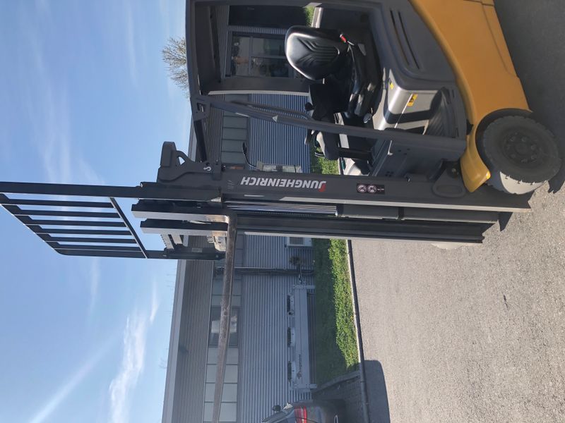 Použit&aacute; manipulačn&aacute; technika Jungheinrich EFG215 Li-ion /3.3m/ 5799h &mdash; Booster Lift