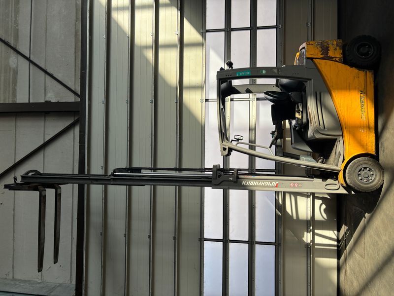 Použit&aacute; manipulačn&aacute; technika Jungheinrich EFG 316 &mdash; Booster Lift