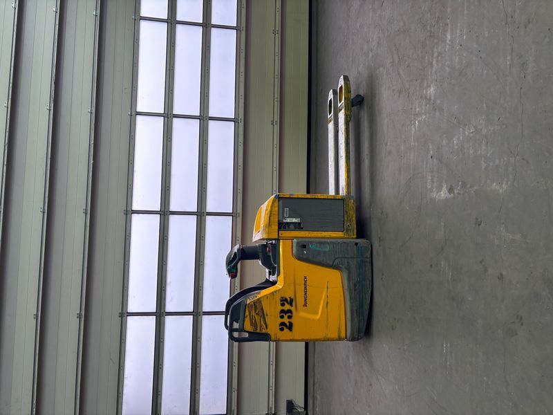 Used material handling equipment Jungheinrich ERE 225 Li-Lon &mdash; Booster Lift