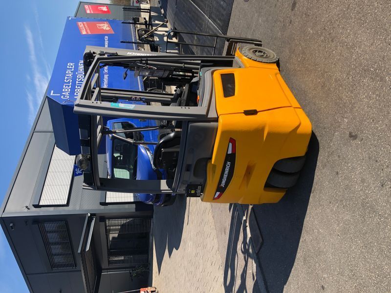 Použit&aacute; manipulačn&aacute; technika Jungheinrich EFG215 Li-ion /3.3m/ 5799h &mdash; Booster Lift