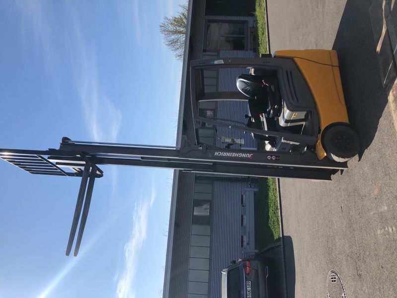 Použit&aacute; manipulačn&aacute; technika Jungheinrich EFG215 Li-ion /3.3m/ 5799h &mdash; Booster Lift