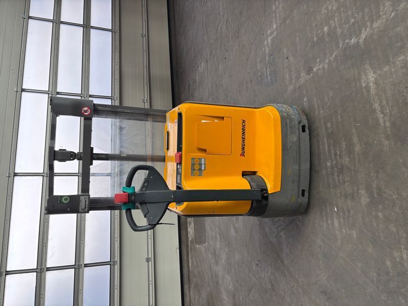 Použit&aacute; manipulačn&aacute; technika Jungheinrich EJC 212 &mdash; Booster Lift