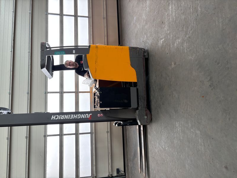 Použit&aacute; manipulačn&aacute; technika Jungheinrich ETV 214 &mdash; Booster Lift