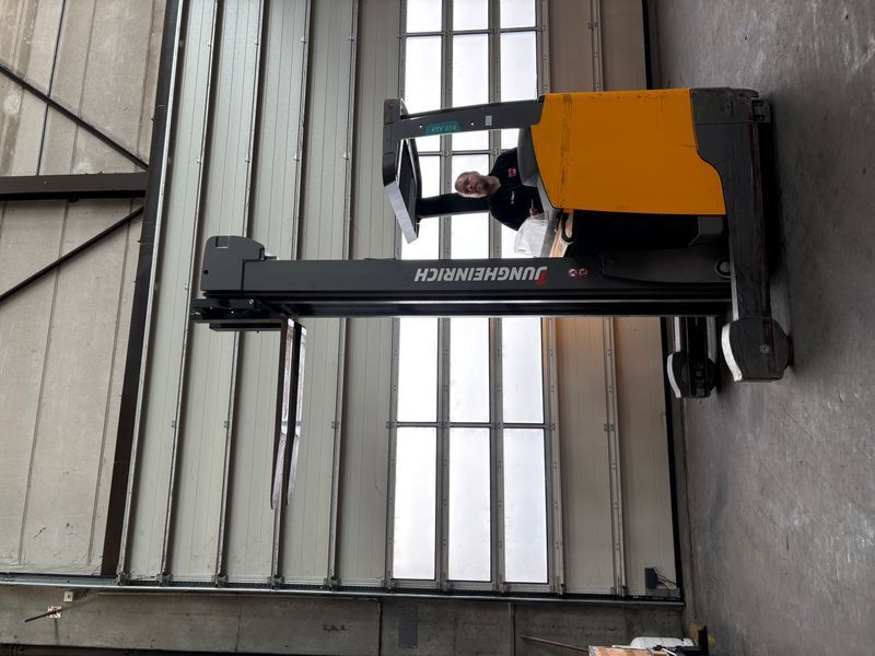 Použit&aacute; manipulačn&aacute; technika Jungheinrich ETV 214 &mdash; Booster Lift