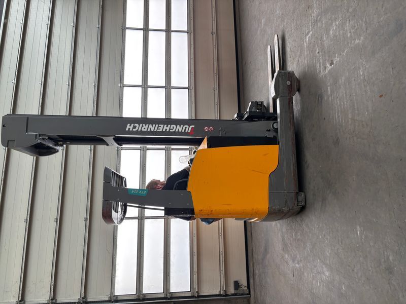Použit&aacute; manipulačn&aacute; technika Jungheinrich ETV 214 &mdash; Booster Lift