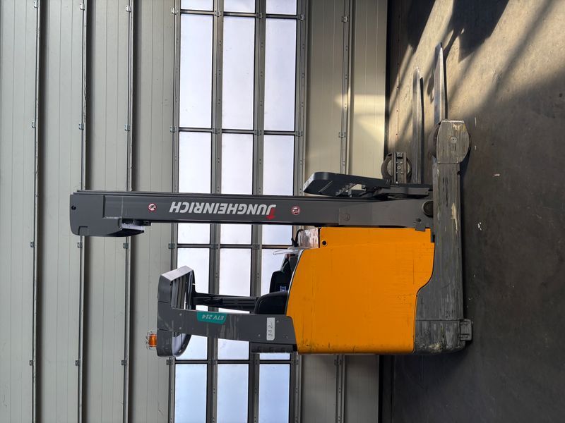 Použit&aacute; manipulačn&aacute; technika Jungheinrich ETV 214 &mdash; Booster Lift
