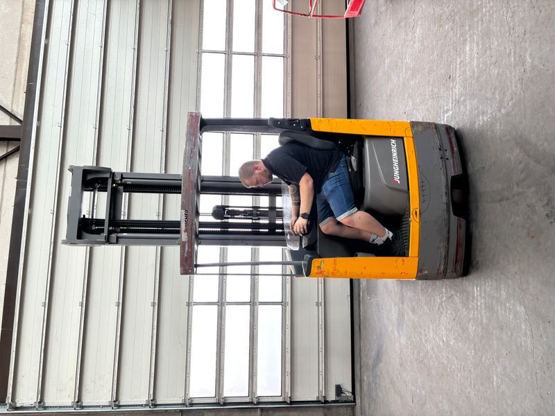 Použit&aacute; manipulačn&aacute; technika Jungheinrich ETV 214 &mdash; Booster Lift