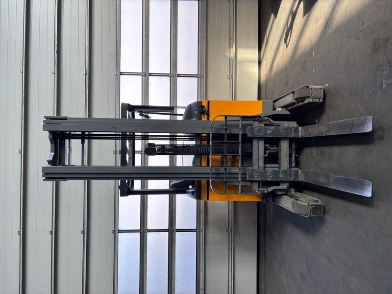 Použit&aacute; manipulačn&aacute; technika Jungheinrich ETV 214 &mdash; Booster Lift