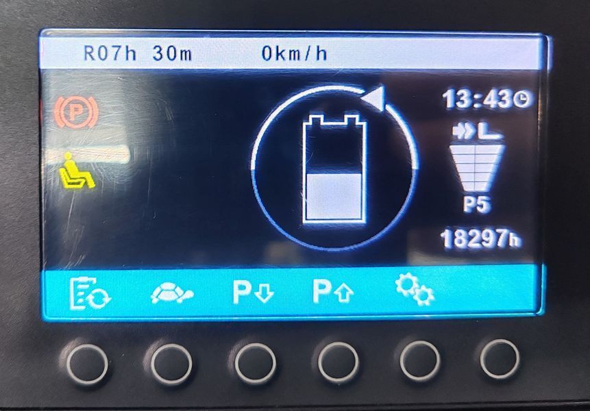 Použit&aacute; manipulačn&aacute; technika Jungheinrich EFG 425ks 6.5m/ batt2021/ 4v &mdash; Booster Lift